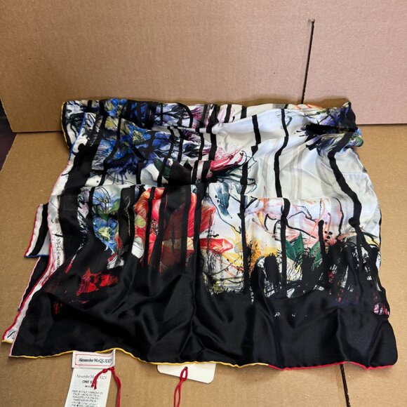 Alexander McQueen Exploded Flora Silk Scarf - Picture 7 of 8